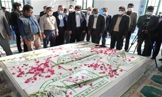 مدیر عامل بانک رفاه کارگران به شهدای گمنام شهداد ادای احترام کرد