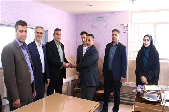 تجلیل معاون پژوهش، برنامه ریزی و توسعه منابع آموزش و پرورش استان کرمان از کارکنان اداره اطلاع رسانی و روابط عمومی به مناسبت روز خبرنگار