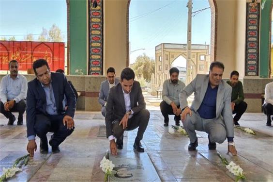 ادای احترام مدیرکل آموزش و پرورش استان کرمان به مقام شامخ شهدای رفسنجان