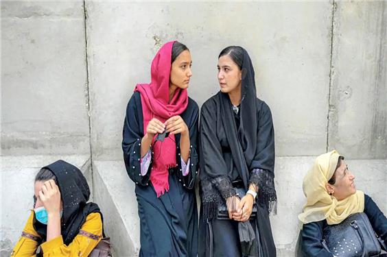 ازدواج اجباری، بی‏‌خانمانی و خودسوزی؛ گفت‌وگو با 6 زن افغانستانی ردمرز شده