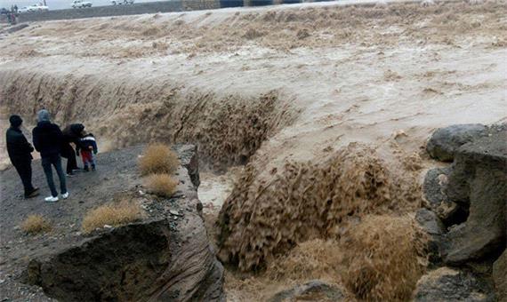 نجات 6 معلم گرفتار در سیلاب ریگان