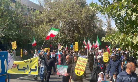 نمازگزاران کرمانی ضمن اعتراض علیه حرکت اغتشاشگران به ماموران انتظامی گل هدیه دادند
