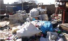 انبارهای زباله دیوار به دیوار خانه های مردم شهر کرمان