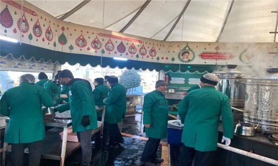 هیئت خدام رضوی شهرستان رفسنجان در ‌‌‌‌‌چایخانه های حضرت رضا علیه السلام از زوار پذیرایی می کند