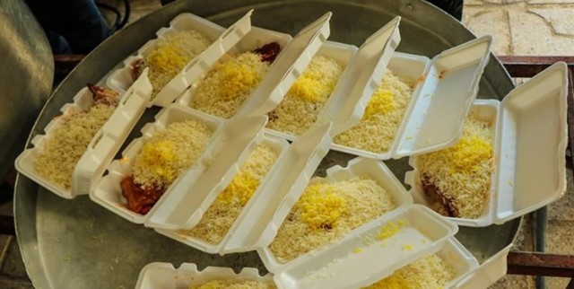 توزیع بیش از ۲۵۰۰ پرس غذای گرم به‌همت خادمیاران رضوی در کوهبنان