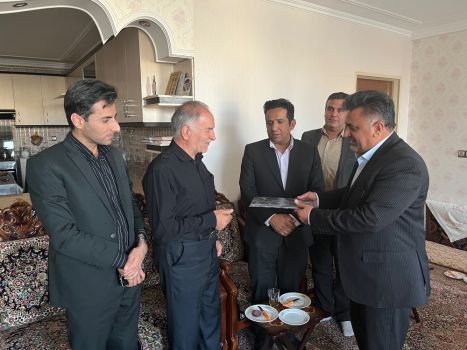 دیدار مدیرکل آموزش و پرورش استان کرمان با آزاده  فرهنگی سرافراز محمدعلی ضیاءالدینی به مناسبت سالروز آزادسازی خرمشهر
