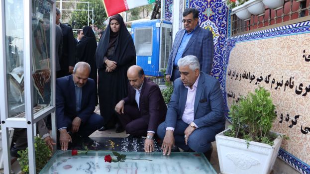 ادای احترام معاون آموزش متوسطه وزیر آموزش و پرورش به سردار شهید حاج «قاسم سلیمانی»