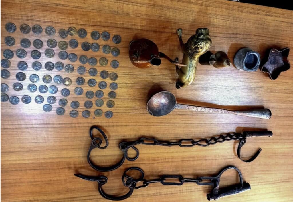 کشف ۸۷ شیء تاریخی از یک منزل در بم