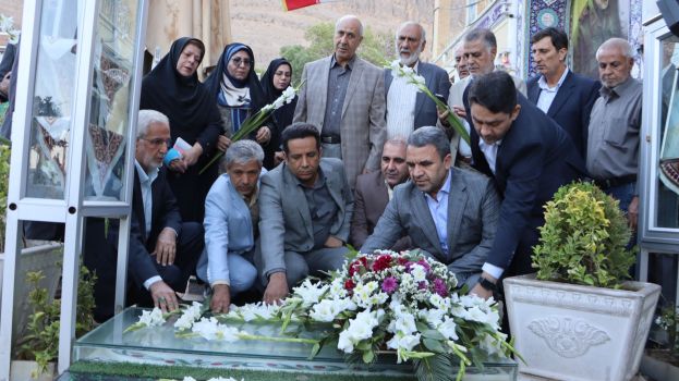 ادای احترام معاون  وزیر آموزش و پرورش و رئیس سازمان مدارس و مراکز غیردولتی و روسای شورای هماهنگی موسسان مدارس غیردولتی استان های کشور به مقام شامخ سپهبد شهید حاج قاسم سلیمانی