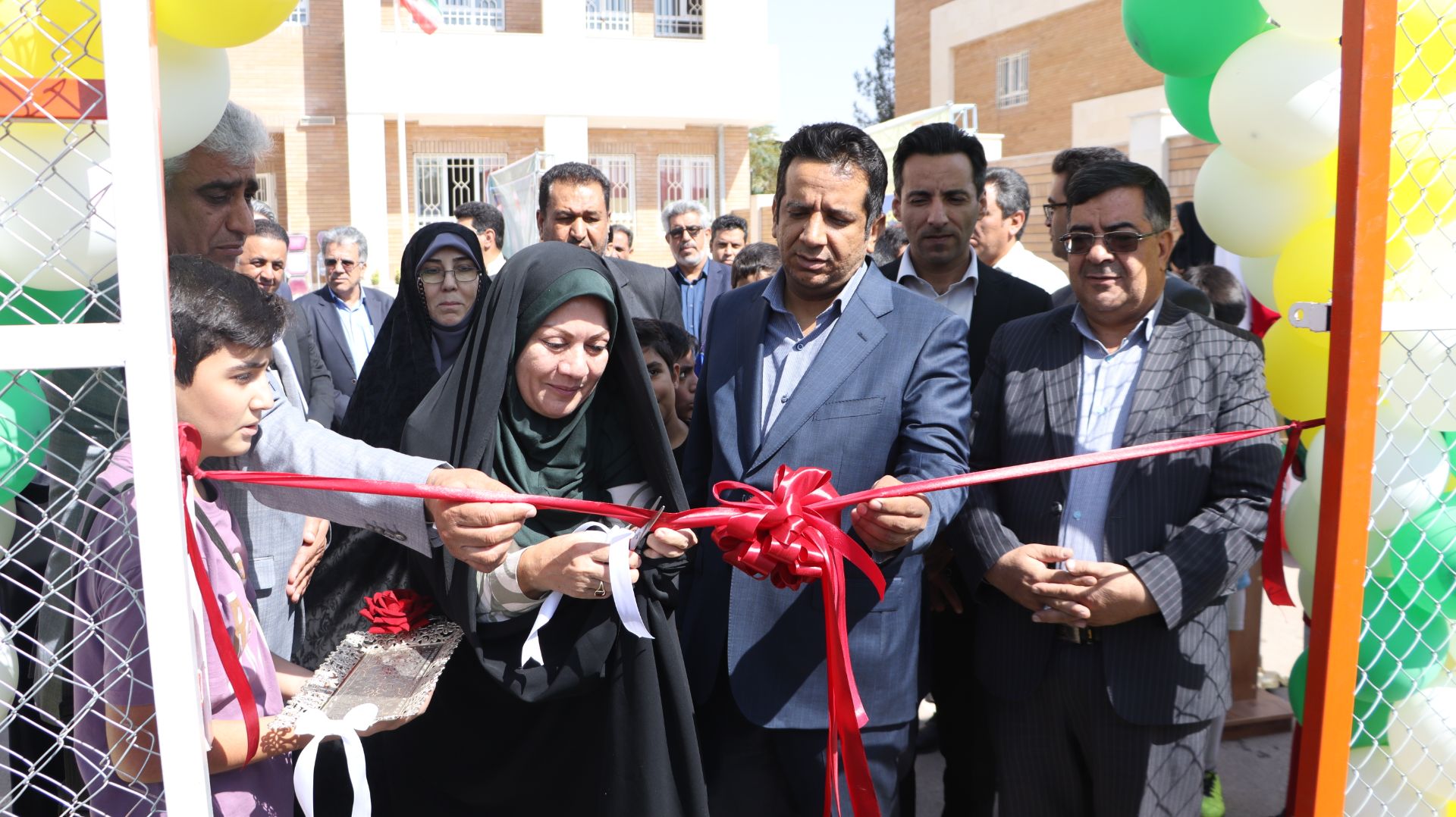 زمین چمن مصنوعی دبستان پسرانه شاهد آموزش و پرورش ناحیه دو کرمان به بهره برداری رسید