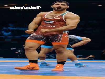 غرش ساروی و شادی جالب با مربی پس از قهرمانی از زاویه دوربین اتحادیه جهانی کشتی