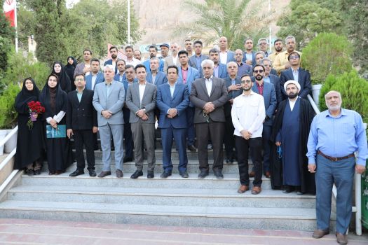 ادای احترام جمعی از فرهنگیان استان به مقام شامخ شهدای گلزار شهدای کرمان
