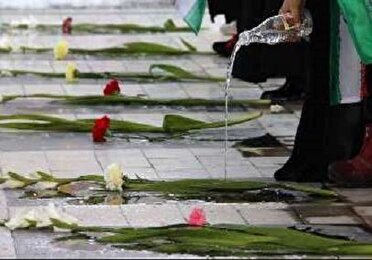 عطرافشانی و گلباران قبور مطهر شهداء کرمان