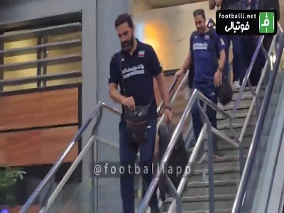 لحظه بازگشت ملی پوشان والیبال به کشور و سلفی با هواداران
