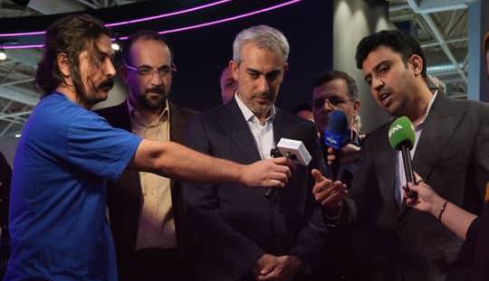 بازدید وزیر امور اقتصادی و دارایی از غرفه رایتل در نمایشگاه الکامپ ۱۴۰۴