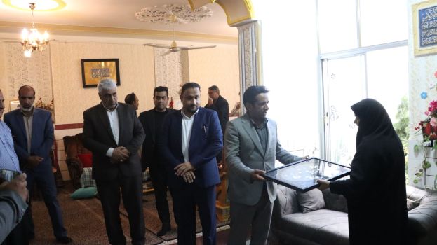 دیدار مدیرکل آموزش و پرورش استان کرمان با خانواده شهید دانش‌آموز نعمت‌الله شفیعی در جیرفت
