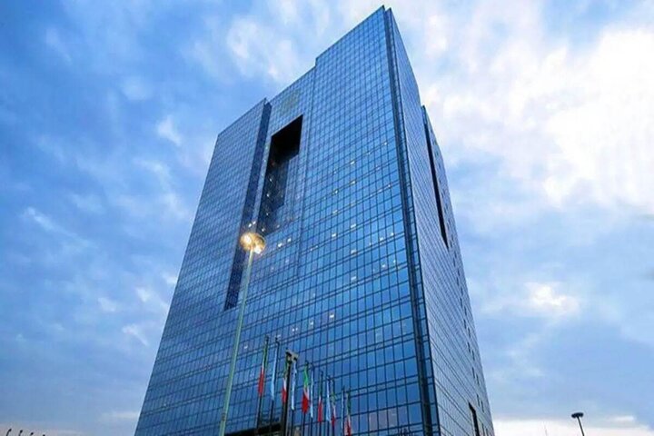 یک اقتصاددان: بانک مرکزی از ۱۴۰۱ وقت داشت ارز نیمایی را حذف کند اما پشت مردم پنهان شد