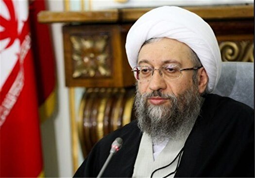 آیت‌الله آملی‌لاریجانی: ترامپ درباره ایران هذیان می‌گوید