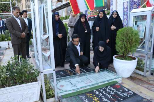 ادای احترام معاون آموزش ابتدایی وزیر آموزش و پرورش ‌‌به مقام شهید سپهبد حاج قاسم سلیمانی