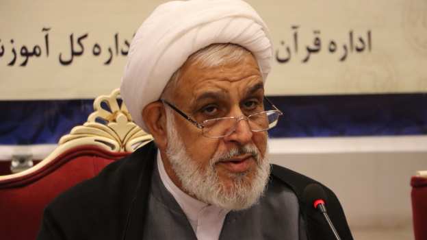 اصل قرآن در عمل به دستورات آن است و نماز در رأس همه این دستورات قرار دارد