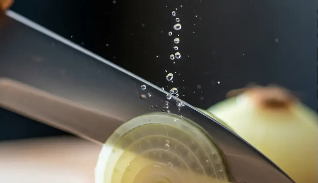 اگر نمی‌خواهید خردکردن پیاز شما را به گریه بیندازد، چاقوی کند آشپزخانه را دور بیندازید