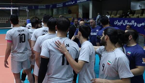 ملی‌پوشان والیبال با بازوبند مشکی وارد زمین می‌شوند