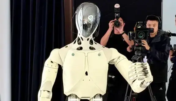 چینی‌ها «انسان‌نماترین ربات جهان» را با پوست مصنوعی رونمایی کردند!