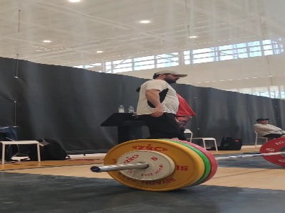 تمرین پرچمدار کاروان قهرمان وزنه‌برداری جهان پیش از حضور در مراسم افتتاحیه