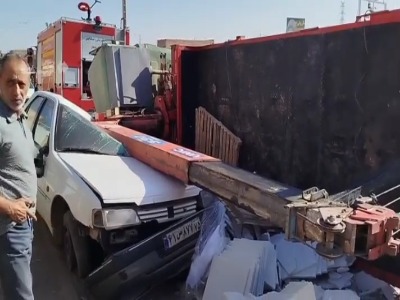 واژگونی جرثقیل حامل موزاییک روی پژو در رفسنجان