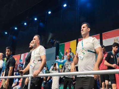 خوشحالی و تشویق اعضای تیم ملی کشتی فرنگی پس از قهرمانی غلامرضا فرخی در بازی‌های کشوری اسلامی ریاض