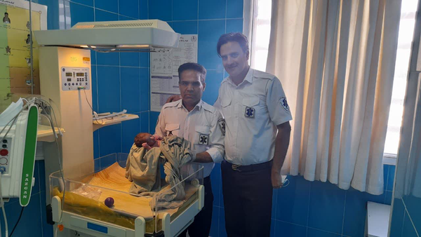 نوزاد عجول زرندی پیش از رسیدن به بیمارستان در منزل به‌دنیا آمد