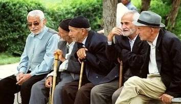 این گروه از بازنشستگان دو مستمری دریافت می‌کنند