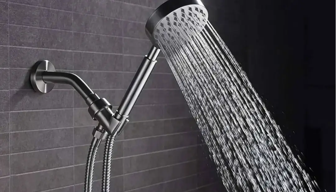 میلیاردها باکتری در سردوش حمام پنهان و منتظرند روی شما پاشیده شوند؛ آیا باید نگران باشید؟