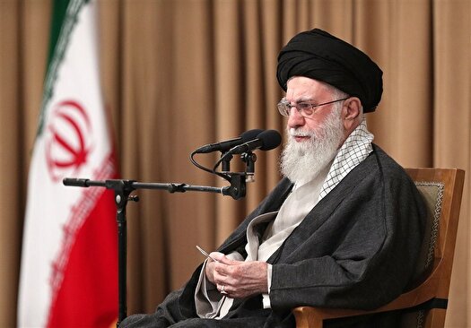 پیگیری وضعیت سلامت آقای رضا امیرخانی از سوی رهبر انقلاب