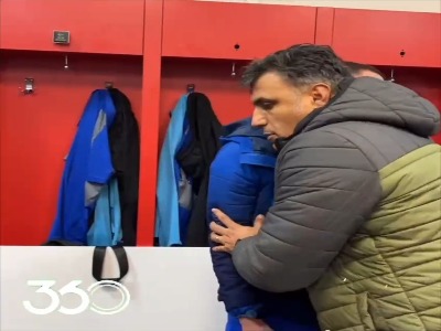 خوش‌و‌بش خلیفه‌اصل با بازیکنان استقلال خوزستان در رختکن