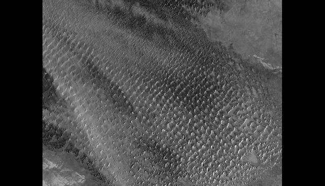 تپه‌های شنی آوازخوان و دریاچه‌های مرموز!