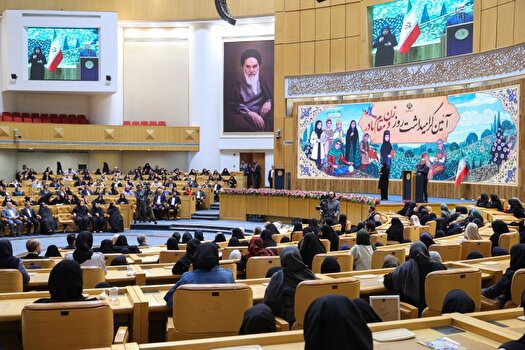 زنان سازندگان آینده و هدایت‌گر فرزندان و همسر خود هستند