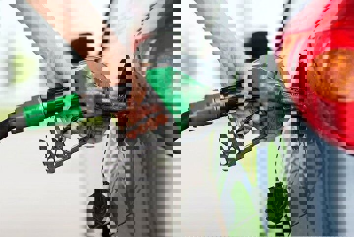 خبرنگار صداوسیما: فعلا سهمیۀ خودروهای نوشماره و دوگانه‌سوز حذف نمی‌شود تا اطلاع‌رسانی شود