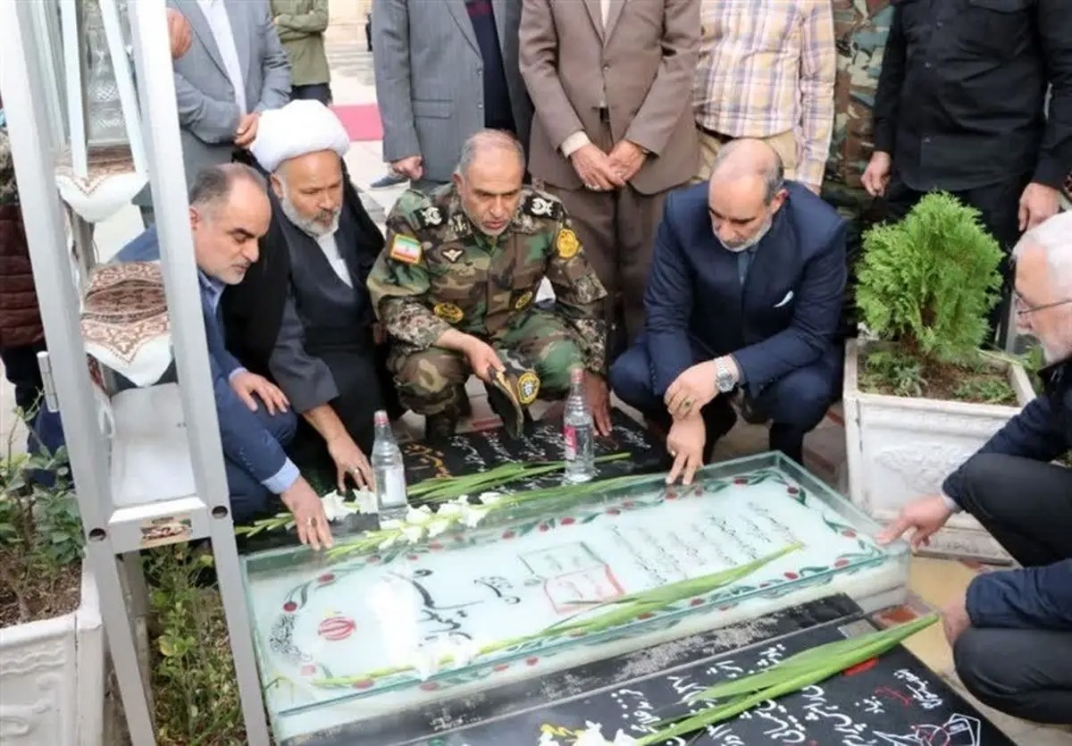 حضور فرمانده نزاجا بر مزار سپهبد شهید قاسم سلیمانی