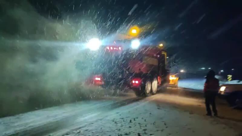 برف‌روبی و نمک‌پاشی ۲۶۰ کیلومتر از محور‌های برف‌گیر ساردوئیه جیرفت