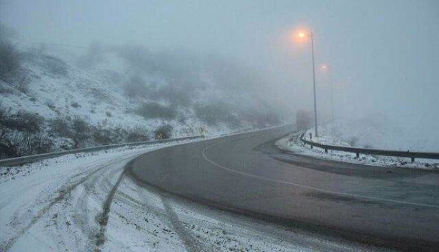 بارش برف جاده سربیژن و گدار کفنوئیه در کرمان را مسدود کرد