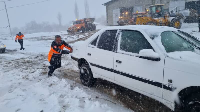 نجات بیش از ۲۰۰ خودروی گرفتار برف در ساردوئیه جیرفت