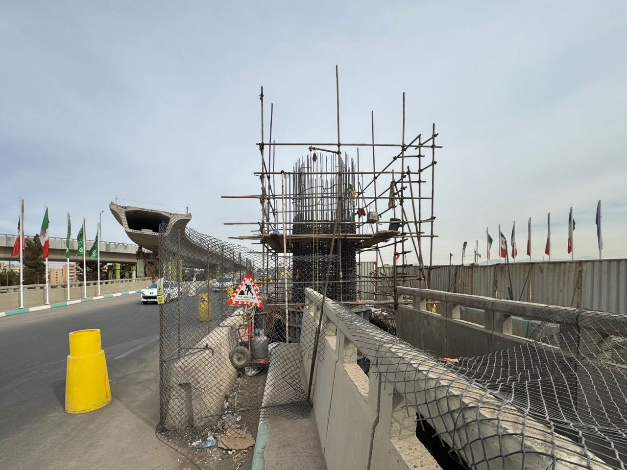 اجرای ستون پایانی؛ گام نهایی آخرین عرشه تقاطع «شهدای خلبان»