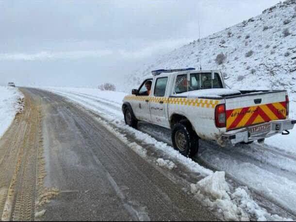 تردد در گردنه‌های برف گیر با احتیاط و سرعت مطمئنه