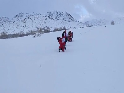 پیمایش کیلومترها در برف و کولاک برای نجات ٢ نفر در «سربیژن»