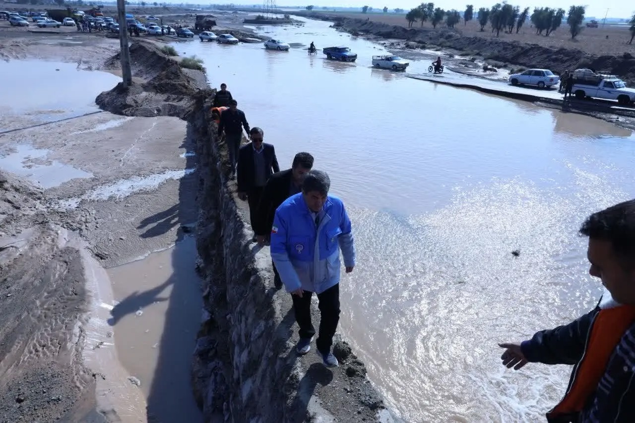بازدید استاندار کرمان از روند احداث پل ورودی شهر جازموریان