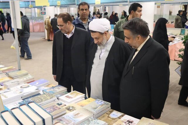 نماینده ولی‌فقیه در استان از نمایشگاه کتاب کرمان بازدید کرد