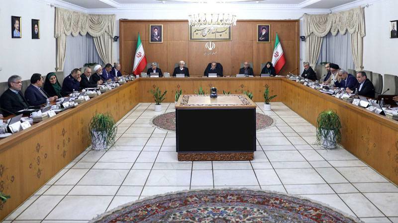 بهبود معیشت مردم بر همه بخش‌ها مقدم باشد