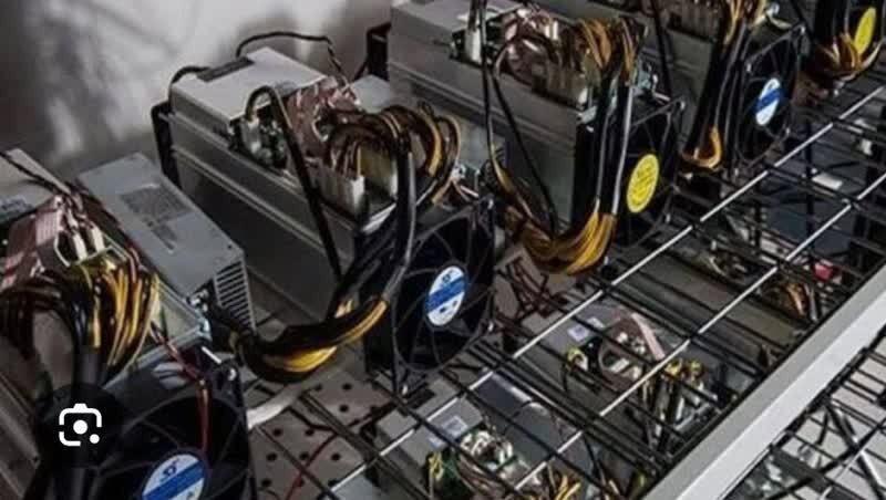 کشف ۳۸ دستگاه ماینر غیرمجاز از ۳ منزل مسکونی در سیرجان
