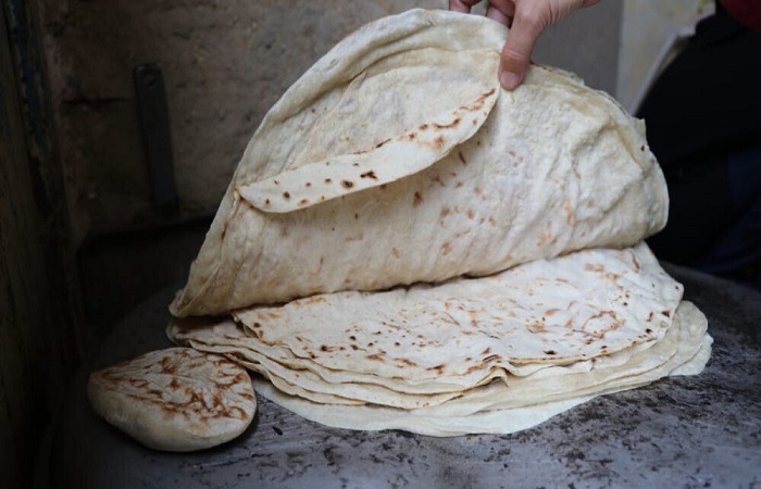 پخت نان سنتی عشایری به نیت شهدا در کرمان